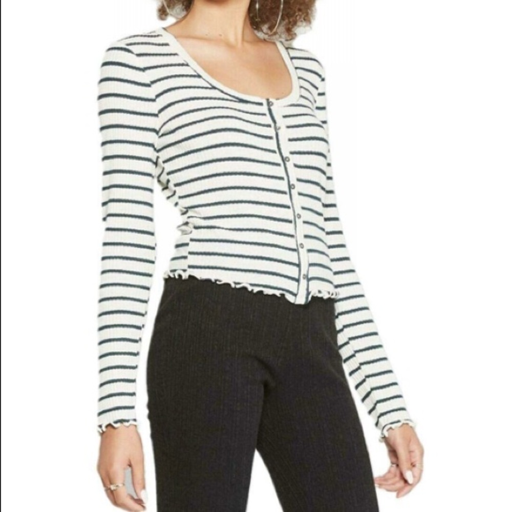 Green and White long-sleeve crop top